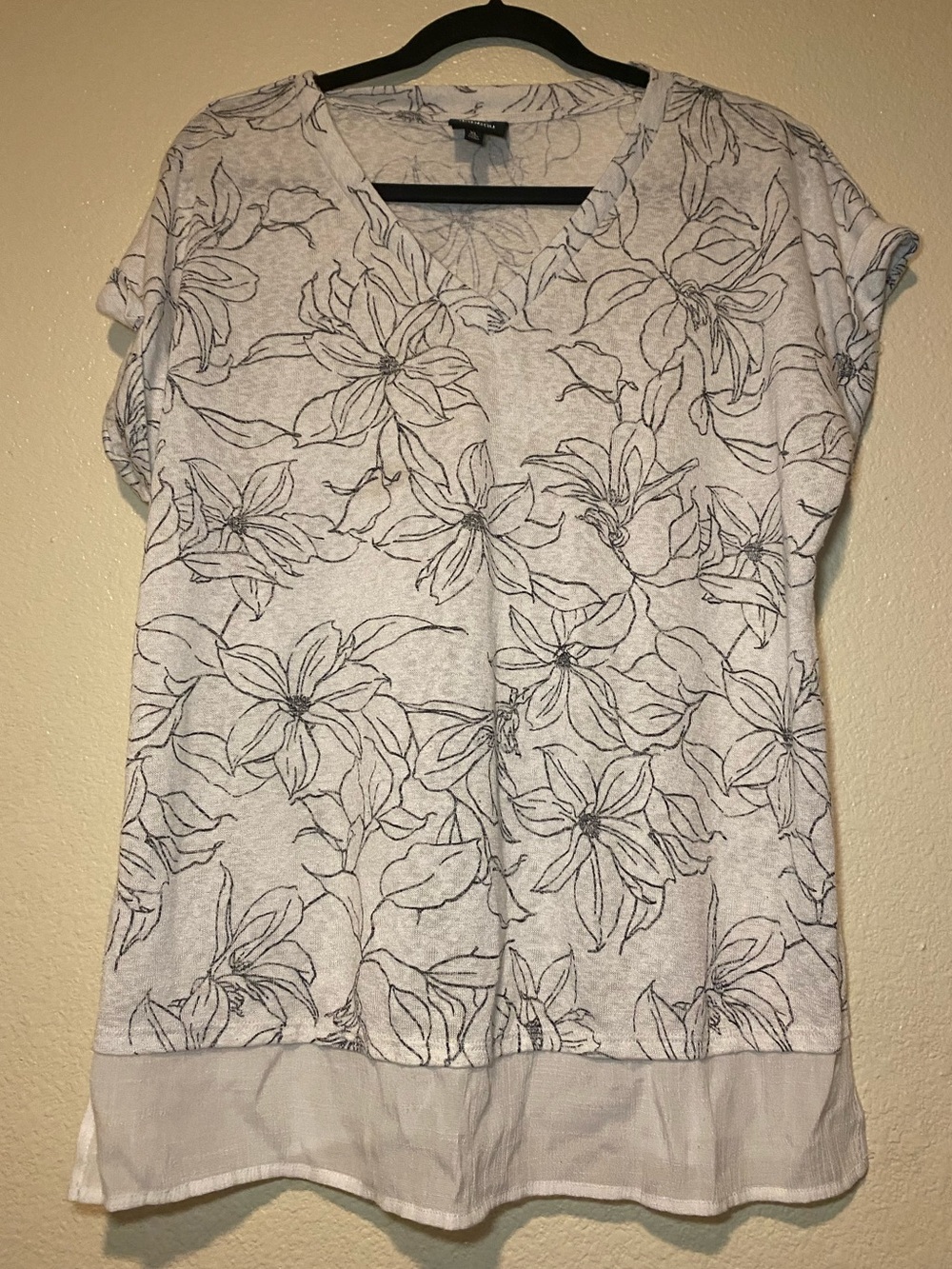bobeau Light Gray Floral V-Neck Short Sleeve Tunic - Picture 2 of 11